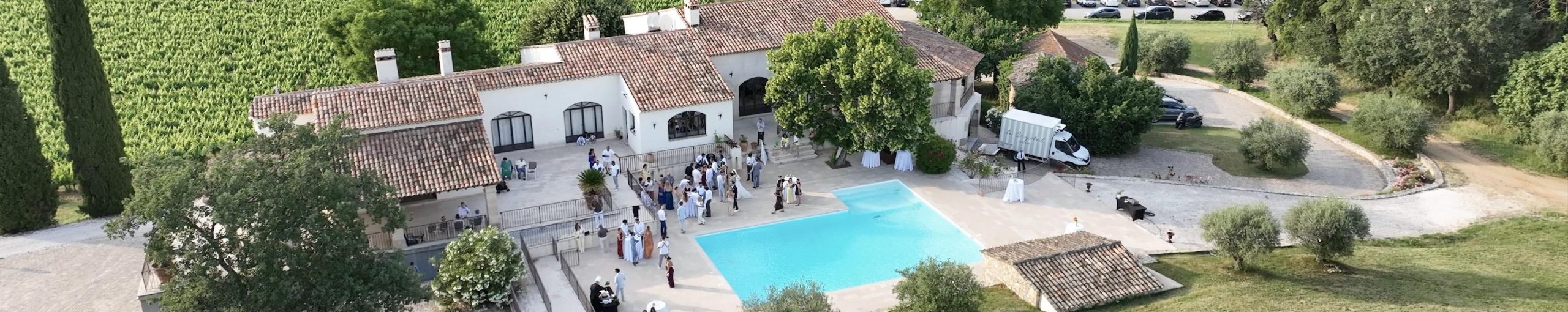 Vue aérienne du Château Maïme lors du mariage de Lou et Morgan, lieu de réception dans le Var filmé par JSB-Vidéo